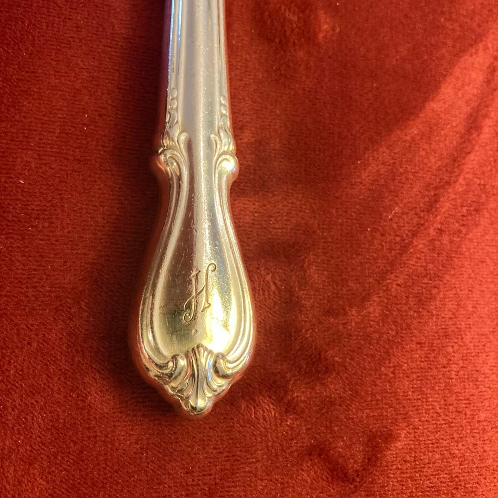 5 Silverplate Dinner Knives w/ H Monogram Wm Rogers Memory Pattern | 1960s
